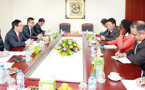 Lãnh đạo Ban Kinh tế Trung ương và lãnh đạo<b> </b>Ngân hàng Thế giới (WB) tại Việt Nam. 