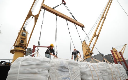 Để đạt được mục tiêu, Việt Nam sẽ củng cố vững chắc và từng bước mở rộng thị phần hàng hóa Việt Nam tại các thị trường truyền thống cùng với phát triển các thị trường mới tiềm năng.<br>