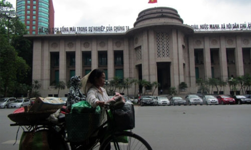 Thống đốc chỉ thị xử lý nợ xấu, giảm tiếp lãi suất
