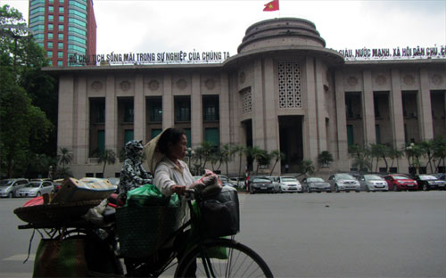 Bên ngoài trụ sở Ngân hàng Nhà nước.<br>