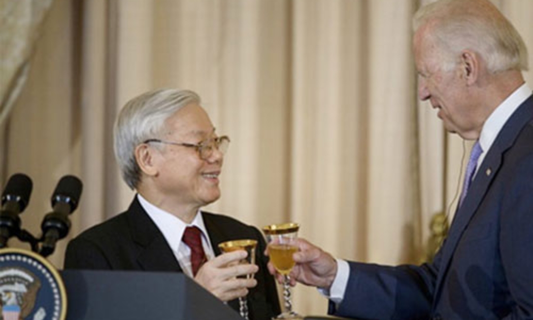 Phó tổng thống Mỹ Joe Biden và Tổng bí thư Nguyễn Phú Trọng trong tiệc chiêu đãi ngày 7/7 - Ảnh: Reuters.<br>