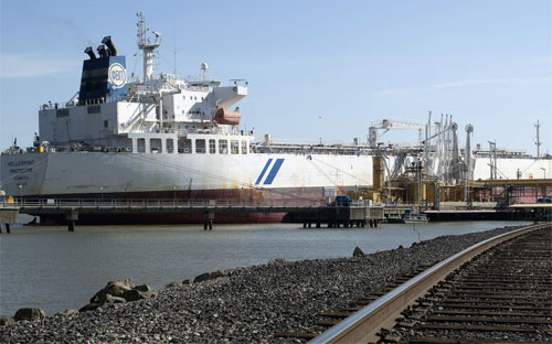 “Dầu bẩn” là một trong những mặt hàng công nghiệp thải loại mà châu Á nhập khẩu từ Mỹ, trong đó bao gồm thiết bị điện tử cũ - Ảnh: Bloomberg.<br>