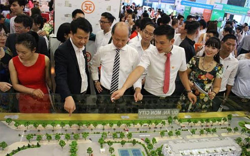Ông Nguyễn Trần Nam, Chủ tịch Hiệp hội Bất động sản Việt Nam, nguyên Thứ trưởng Bộ xây dựng, tham quan mô hình dự án Mon City.