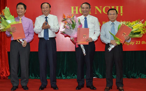 Ông Tô Huy Rứa, Ủy viên Bộ Chính trị, Trưởng Ban Tổ chức Trung ương trao các quyết định của Bộ Chính trị, Ban Bí thư về việc điều động giữ chức vụ đối với 3 Phó trưởng Ban Kinh tế Trung ương.