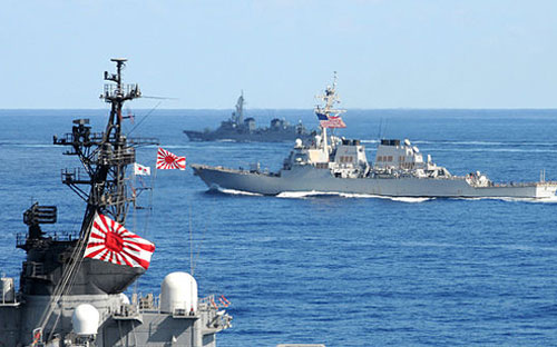 Tàu hải quân Nhật và Mỹ - Ảnh: Forbes.