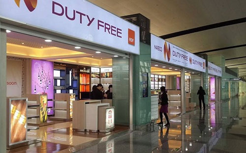 Theo quy định hiện hành, các doanh nghiệp chỉ được kinh doanh bán hàng 
miễn thuế tại sân bay quốc tế và trên các chuyến bay xuất cảnh từ Việt 
Nam đi quốc tế. 