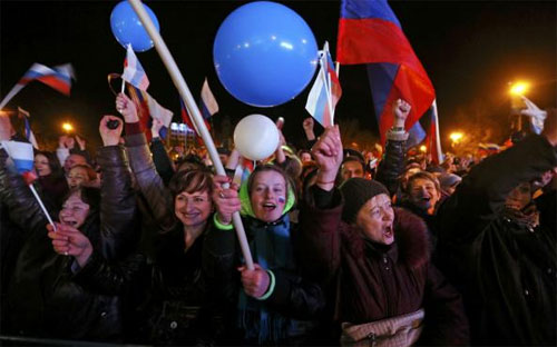 Người dân Crimea ăn mừng kết quả cuộc trưng cầu dân ý ngày 16/3 - Ảnh: Reuters.<br>