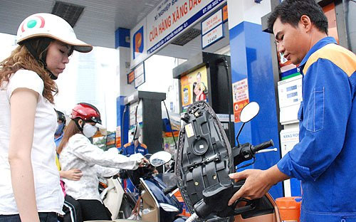 Từ đầu năm tới nay, giá xăng đã có 6 lần tăng, với tổng cộng thêm 5.840 đồng/lít so với lần tăng cuối cùng trong năm 2014.