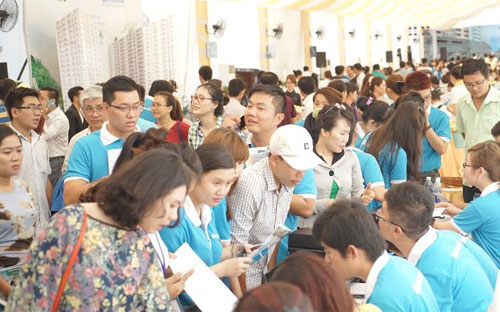 Một đợt mở bán dự án đất nền ở quận 7, Tp.HCM thu hút đông đảo nhà đầu tư tham dự.<br>