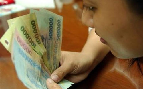 Khi nhận mấy chục triệu vào cuối năm, người ta thường cho rằng được thưởng mấy chục triệu nhưng không nghĩ đến việc, 11 tháng đầu năm đáng lẽ họ được nhận lương 4 triệu thì họ chỉ được nhận 3,2 triệu - Ảnh minh họa. <br>