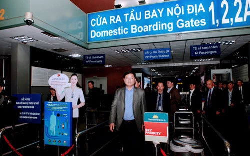 Bộ trưởng Bộ Giao thông Vận tải Đinh La Thăng tại sân bay Nội Bài.<b><br></b>