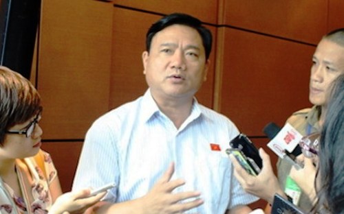 Bộ trưởng Đinh La Thăng trả lời báo giới.<br>