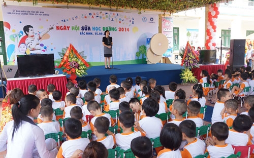 Bà Bùi Thị Hương, Giám đốc Điều hành Vinamilk, chia sẽ kinh nghiệm triển khai chương trình "Sữa học đường" ở các tỉnh.