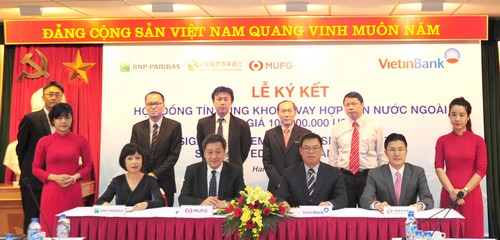 Đại diện các ngân hàng ký kết hợp đồng. 