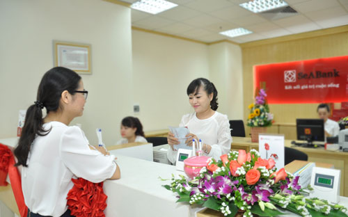 Khách hang giao dịch tại SeABank.