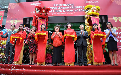 Trụ sở mới của SeABank Cầu Giấy và siêu thị Intimex Home &amp; Food Lạc Long Quân nằm tại tầng 1 và tầng 2 của toà nhà chung cư cao cấp Oriental Westlake (174 Lạc Long Quân, Hà Nội).