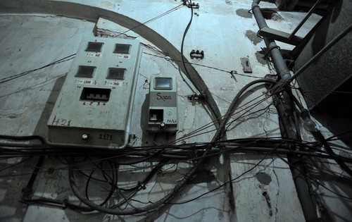 Việc phải trèo thang để ghi chốt sổ số điện cho từng công tơ như thế này sẽ kết thúc khi Viettel có thiết bị theo dõi, truyền dữ liệu về máy chủ.