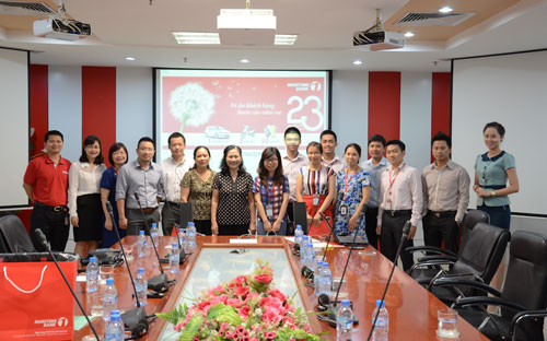 Mỗi khách hàng sẽ nhận được các mã số dự thưởng tương ứng số tiền giao 
dịch với cơ hội trúng thưởng hàng tháng là 1 xe máy Piago Liberty và cơ 
hội sở hữu 1 xe ôtô Hyundai i20 - giải thưởng giá trị nhất vào cuối 
chương trình.