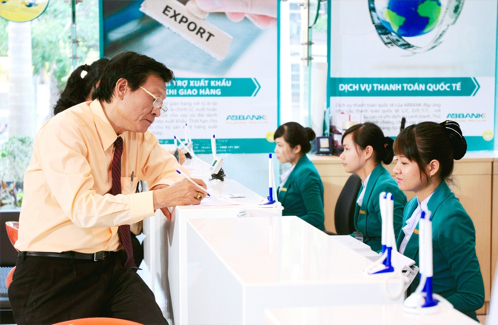 Khách hàng giao dịch tại ABBank.
