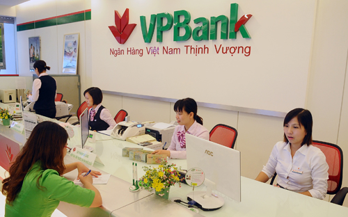 Khách hàng giao dịch tại VPBank.