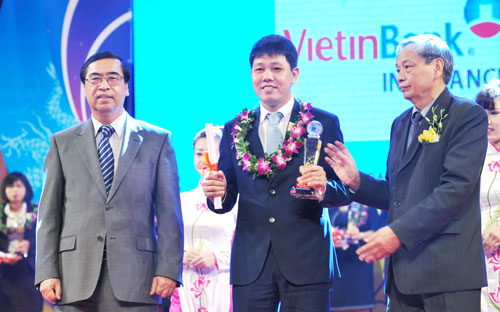 Lãnh đạo VBI nhận danh hiệu “Thương hiệu mạnh Việt Nam 2014”.