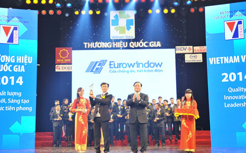 Ông Vũ Trọng Trung - Phó Tổng giám đốc Eurowindow nhận biểu trưng Thương hiệu Quốc gia 2014.