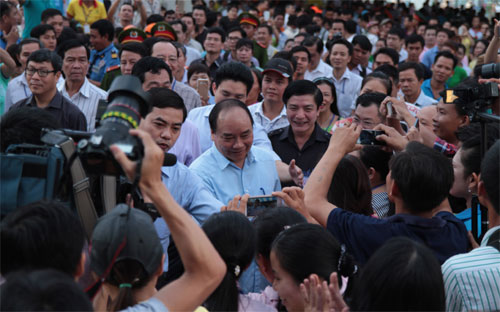 Thủ tướng Nguyễn Xuân Phúc gặp mặt công nhân tại Đồng Nai - Ảnh: Mỹ An.