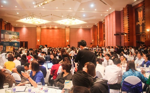 Ngay trong buổi mở bán đầu tiên, đã có hơn 300 giao dịch thành công trên tổng số hơn 1.000 khách hàng tham dự sự kiện. 