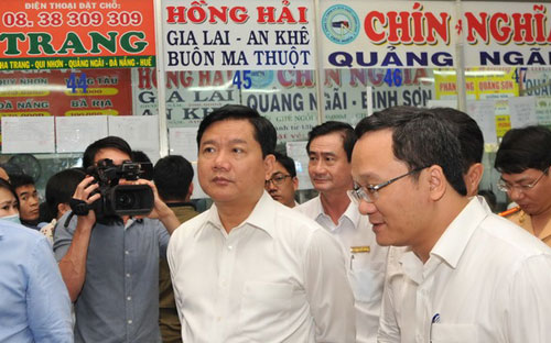 Bộ trưởng Đinh La Thăng: "Phải nói rõ cho người dân biết, các hãng xe không giảm giá vé là đang móc túi của người dân bao nhiêu tiền".<br>