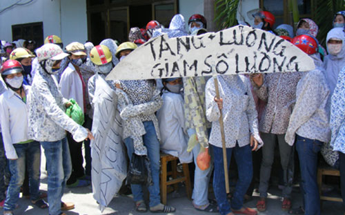 Quan hệ giữa người sử dụng lao động và công nhân tại không ít doanh nghiệp hiện nay vẫn khá căng thẳng do chưa hài hoà về lợi ích.<br>