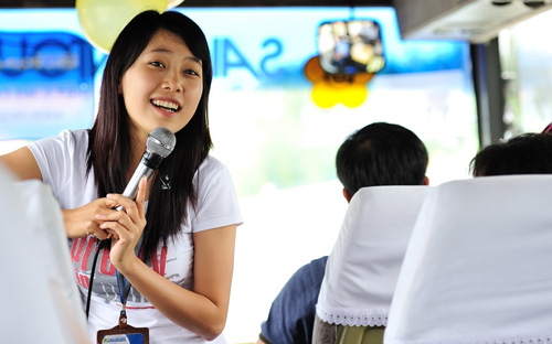 Ngoài những kiến thức về lịch sử, du lịch thì văn hóa giao tiếp và ứng xử của tài xế, nhân viên trên xe vận tải hành khách du lịch luôn đóng vai trò đặc biệt quan trọng.<br>