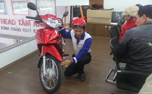 Nhân viên đại lý Honda ủy nhiệm hướng dẫn sử dụng và lái xe an toàn cho người tiêu dùng.