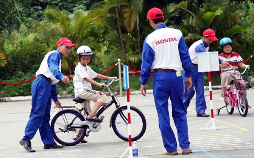 Bên cạnh các hoạt động sản xuất, kinh doanh, HVN cũng là một trong những
 thương hiệu quốc tế tích cực tham gia vào các hoạt động xã hội tại Việt
 Nam nhất.
