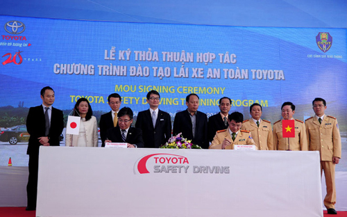 Tổng giám đốc Toyota Việt Nam và Phó cục trưởng Cục Cảnh sát Giao thông ký biên bản thỏa thuận hợp tác.<br>