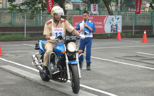 Chiến sỹ cảnh sát giao thông luyện kỹ năng lái xe thăng bằng trên ván hẹp.<br>