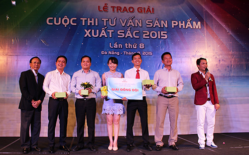 Các tư vấn viên nhận giải đồng đội xuất sắc.