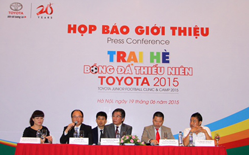 Các đại diện Toyota Việt Nam và huấn luyện viên Nguyễn Hồng Sơn giới thiệu về Trại hè bóng đá thiếu niên Toyota 2015.