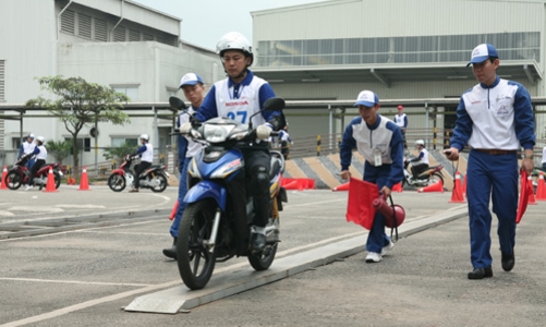 Honda Việt Nam tổ chức thi hướng dẫn viên lái xe an toàn 2014