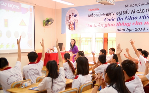 Các em học sinh hăng hái tham gia bài giảng về an toàn giao thông.<br>