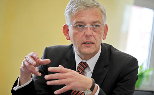 Ông Manfred Schmidt, Chủ tịch Văn phòng Liên bang Đức chịu trách nhiệm quản lý di cư và người tị nạn. Đại diện của 16 bang tại Đức đã lên tiếng chỉ trích văn phòng này, khi khẳng định đã cảnh báo về vấn đề di cư tăng mạnh, nhưng Chính phủ đã không đưa ra chính sách chuẩn bị cũng như phân bổ ngân sách kịp thời - Ảnh: PoliticoScope.<br>