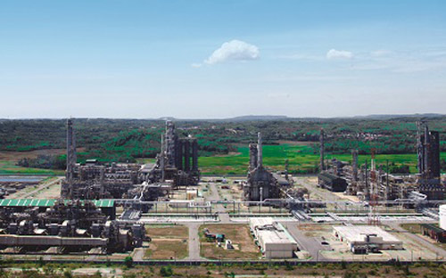 Việc Gazprom rót vốn được kỳ vọng sẽ giúp nhà máy lọc dầu Dung Quất nâng công suất chế biến lên khoảng 10 triệu 
tấn/năm, đáp ứng khoảng 50% nhu cầu nhiên liệu xăng, dầu cả nước.