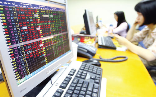  Ông Phạm Huyền Anh: "Tổng mức cấp tín dụng của toàn hệ thống đối với hoạt động kinh doanh cổ
 phiếu chỉ trên 4% một chút so với tổng vốn điều lệ toàn hệ thống".