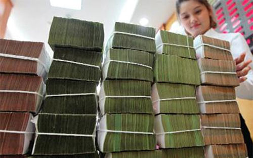 Tính đến ngày 12/12/2013, tăng trưởng tín dụng mới chỉ 8,8% nhưng chỉ ít
 ngày sau, một lãnh đạo Ngân hàng Nhà nước đã cho biết mức phấn đấu cả 
năm 2013 là 10% và đến hết tháng 12/2013, con số này đã là 12%. 