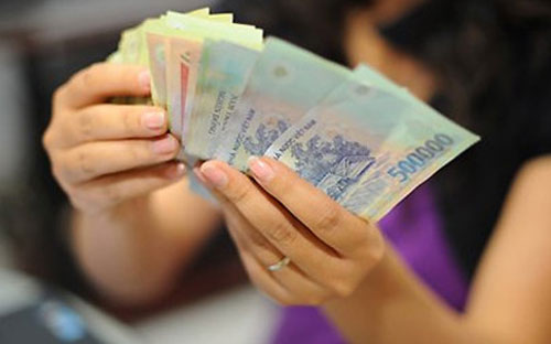 Nhìn chung, đến thời điểm này, các ngân hàng thương mại vẫn đang cân 
nhắc chuyện thưởng Tết. Hầu hết đều tránh thông tin về chiếc ví này của 
mình và bí mật đến phút chót.