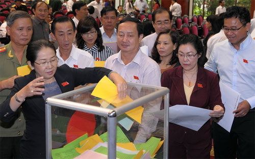 Các đại biểu Quốc hội bỏ phiếu tín nhiệm chiều 10/6/2013 - Ảnh: Tuổi Trẻ.