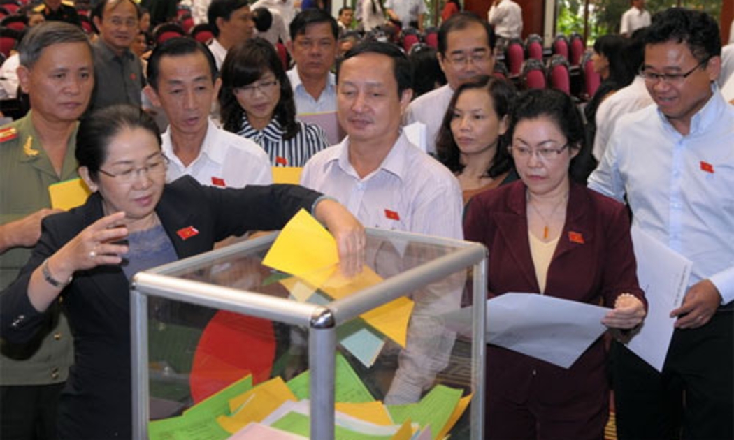 Các đại biểu Quốc hội bỏ phiếu tín nhiệm chiều 10/6/2013 - Ảnh: Tuổi Trẻ.