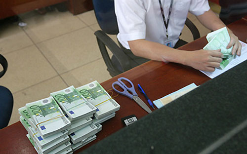 Chỉ riêng chưa đầy ba tháng đầu năm, tỷ giá EUR/VND đã mất tới 13,5%, tính đến đầu giờ sáng nay (12/3) so với 31/12/2014. Đây cũng là mức giảm kỷ lục, hay tốc độ lên giá của VND so với EUR, trong nhiều năm qua.