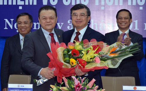 Thứ trưởng Bộ Công Thương, nguyên Chủ tịch EVN Hoàng Quốc Vượng bàn giao chức năng và nhiệm vụ Chủ tịch cho Tổng giám đốc EVN Phạm Lê Thanh.<br>