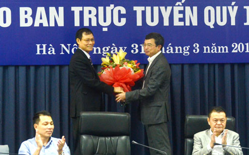 Chủ tịch EVN Hoàng Quốc Vượng chúc mừng ông Nguyễn Hồng Hà đảm nhận chức vụ mới.<br>