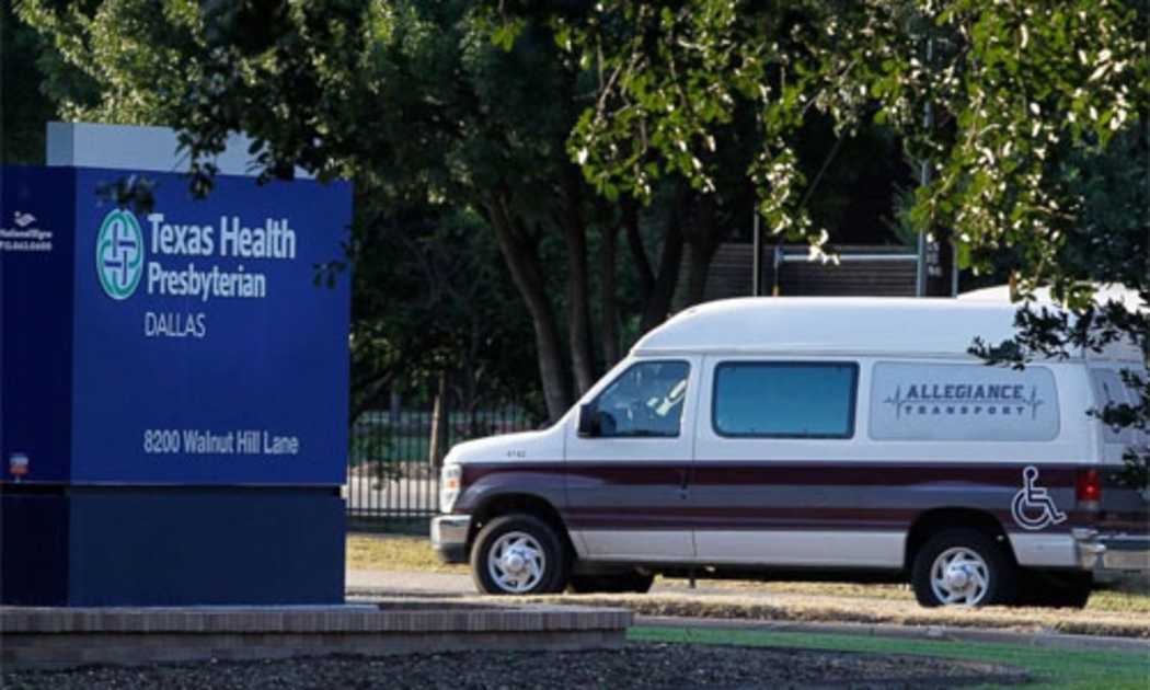 Bên ngoài bệnh viện ở Dallas, nơi xảy ra ca lây nhiễm Ebola đầu tiên ở Mỹ - Ảnh: Reuters.<br>